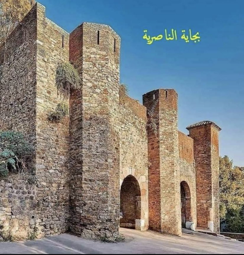« Les Hammadides ont établi des palais dans diverses villes, des mosquées, des phares, des minbar, des marchés, des murs et des arches, et les deux grandes villes, la Citadelle et Bejaia, ont construit autour d'eux de grands palais et de beaux bâtiments. »