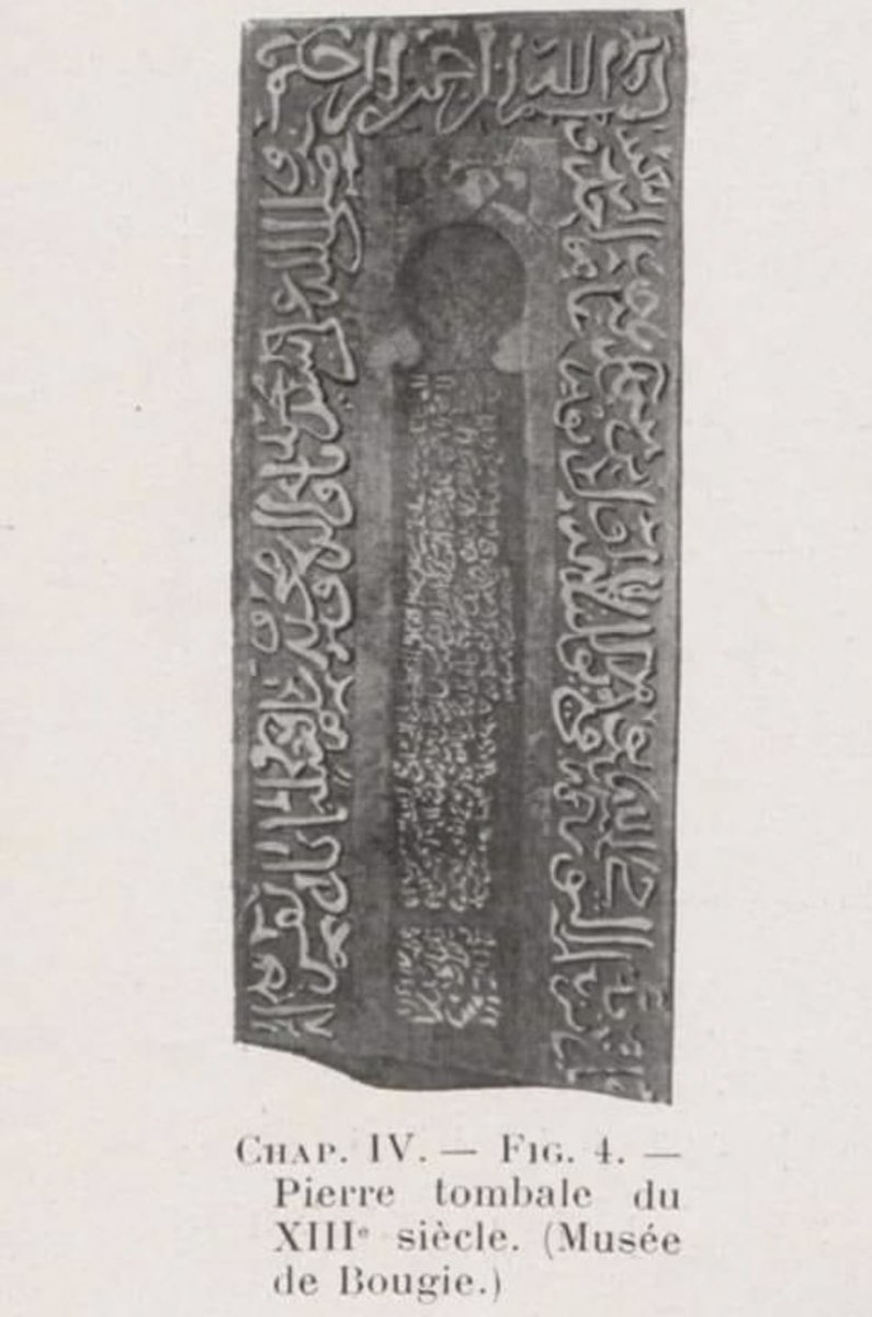 Souvent construit avec des pierres blanches de haut en bas. Il y avait dans ces beaux édifices des inscriptions gravée caligraphique et abaissée avec de l'or, ainsi que de beaux décors