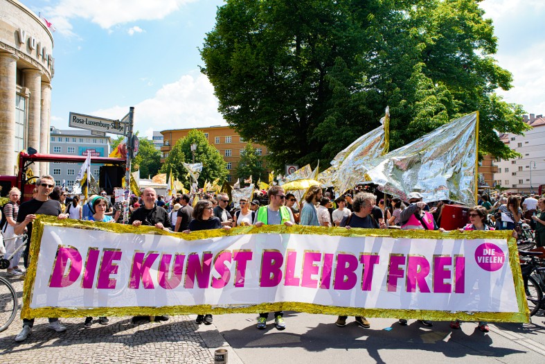Zum Jahresende schalten wir die Social-Media-Kanäle von Kultur öffnet Welten ab. Unsere Positionen sind aber auf kultur-oeffnet-welten.de weiter zu lesen.  Und ein #Lesetipp fürs Wochenede kiwit.org/kultur-oeffnet…