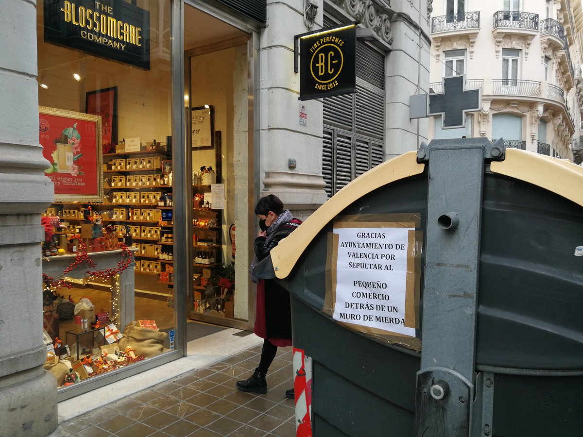 lets_sweet's tweet image. A cuatro días de la Navidad, esperando esta época para salvar un año de mierda @AjuntamentVLC y @joanribo nos colocan los contenedores de basura en la puerta con nocturnidad y alevosía!