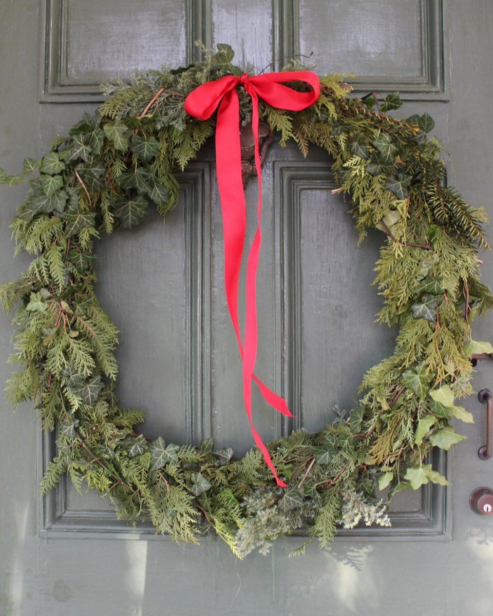 Want to know how to make a wreath? Let Tara teach you how! Check out this YouTube video to see how to take live greenery and make a beautiful piece for your home. Click the link for the video: ow.ly/4sCh50COFHW  #ldnont #wreath