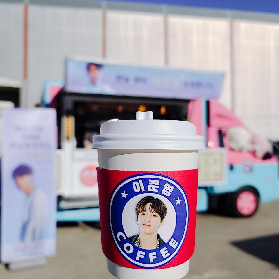 fallin_junyoung's tweet photo. first 🥤🚚 is a success! earlier today we’ve sent a coffee truck to Imitation filming site to cheer for junyoung under the name of KISSmes AROUND THE WORLD 🥰

권력아 맛있게 드셨어서 다행이야☺️ 앞으로도 안전하게 지내고 즐겁게 촬영하세요! 항상 응원할게요 💕 @1ee_Jun_Yxxng https://t.co/Em1pluN9B6