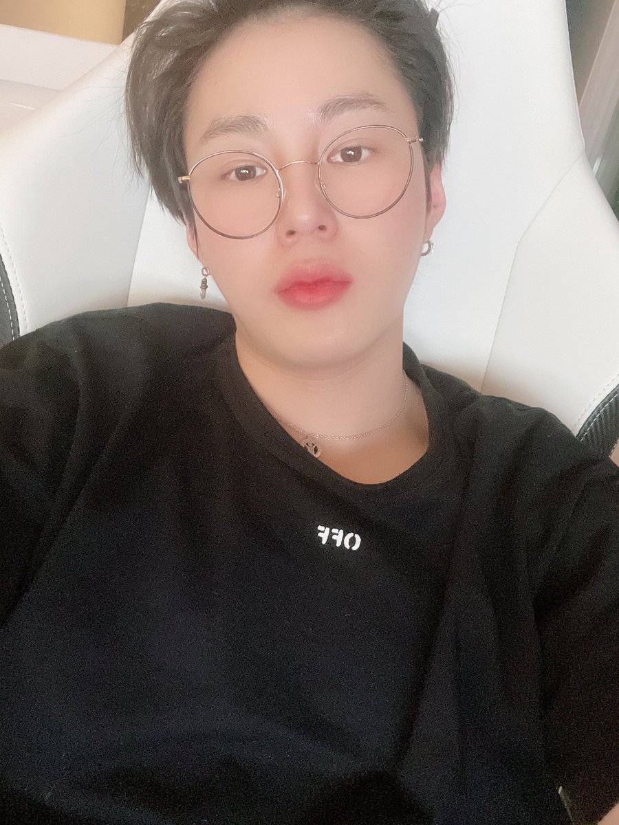 #늦은새벽 
심심해 하고 있는 #하성운