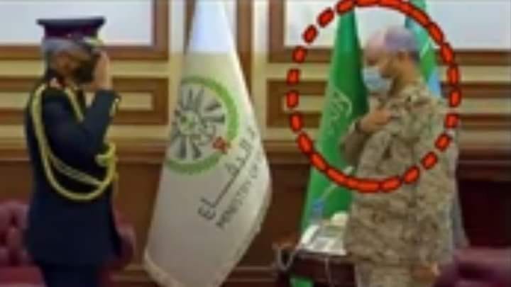 alikhan221022's tweet photo. بھارتی آرمی چیف کی سعودی عرب میں تاریخی رسوائی
 
بھارتی آرمی چیف کے ساتھ سعودی افواج کا رویہ انتہائی روکھا رہا اور سلیوٹ کے بدلے سلیوٹ نہ کرنے پر بھارتی میڈیا اسے اپنی بے عزتی سے تشبیح دینے لگا.

#wedefenders https://t.co/GC9KG2m4Vb