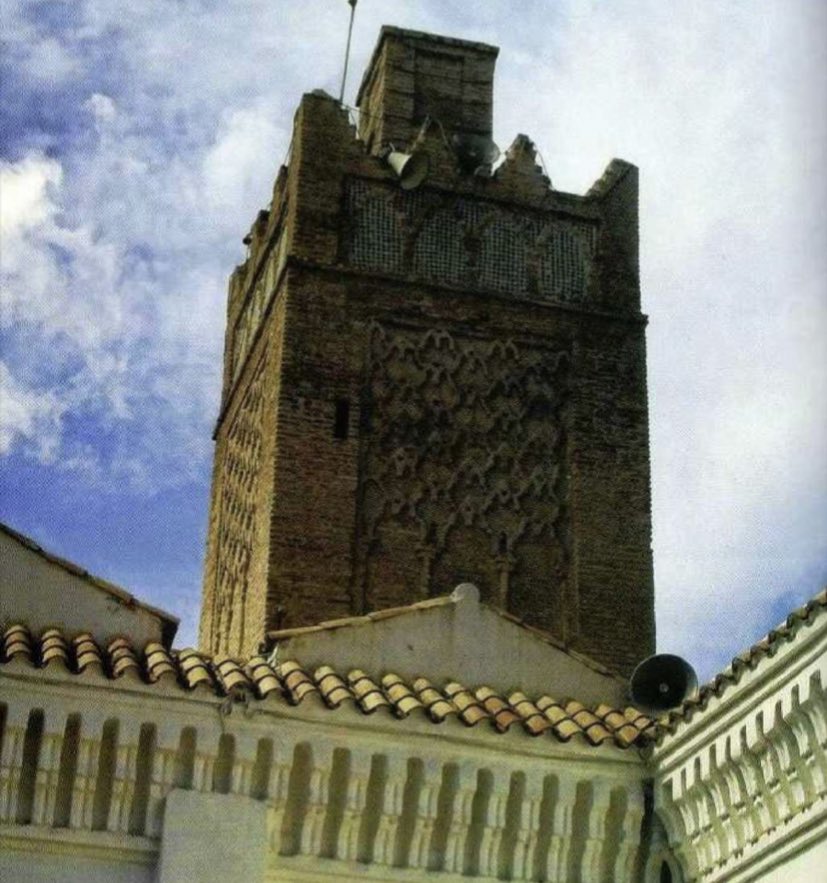 Les almoravides dynastie importante du desert mauritanien comme j'avais précisé précédemment étaient très influencé par l'Andalousie et on apprend aussi que l'architecture hammadite du Maghreb Al Awsat a fait parti de leur inspirationRef/ تاريخ المغرب تحيين وتركيب