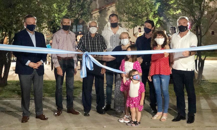 felipemichlig's tweet photo. Junto al Intendente Rigo inauguramos la nueva #IluminaciónLed de Plaza San Martín de #SanCristóbal. Seguimos avanzando en obras pese a que la Provincia (que cuenta con un plazo fijo superior a los 40 mil millones) sigue escatimando recursos a los #MMyCC. https://t.co/uIoxGfzZFu https://t.co/SP304JxgaO