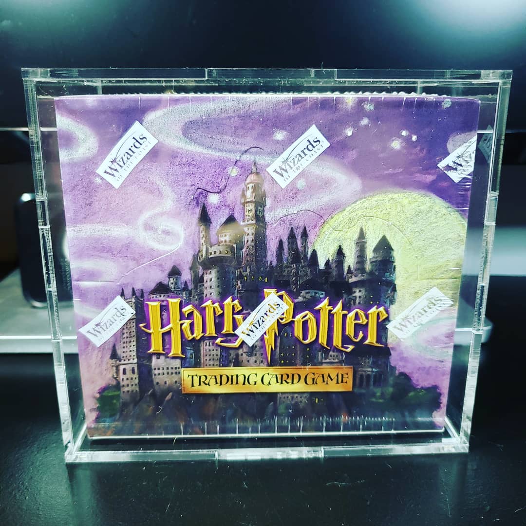 CollectorRen's tweet photo. Where it all started. Such a great box with amazing artwork. One of my favorite booster boxes ever. 
#HarryPotter #Potter #HarryPotterTCG #HarryPotterCards #TCG #TradingCardGame #Vintage #VintageCards #VintageCollector #BaseSet #Sealed #BoosterBox #Collector #Collection #WotC https://t.co/TovOhuBwWZ