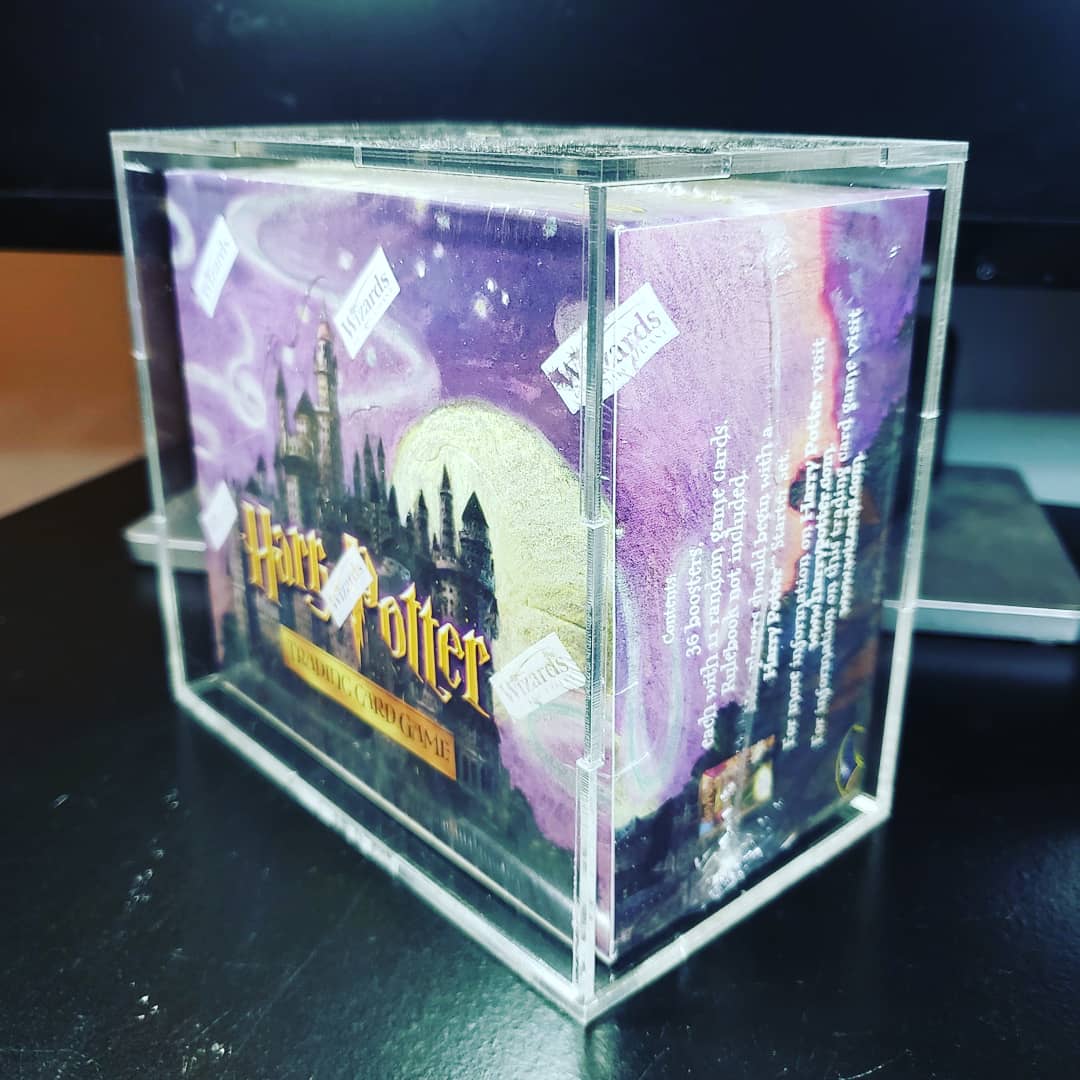 CollectorRen's tweet photo. Where it all started. Such a great box with amazing artwork. One of my favorite booster boxes ever. 
#HarryPotter #Potter #HarryPotterTCG #HarryPotterCards #TCG #TradingCardGame #Vintage #VintageCards #VintageCollector #BaseSet #Sealed #BoosterBox #Collector #Collection #WotC https://t.co/TovOhuBwWZ