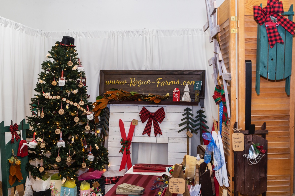 Holiday Art Market open today until 6pm. At the Outlet Mall - side entrance - 20 vendors for all your gifting needs. #holidayartmarket #perfectselfie #buylocal #wrunited #stjacobswinter