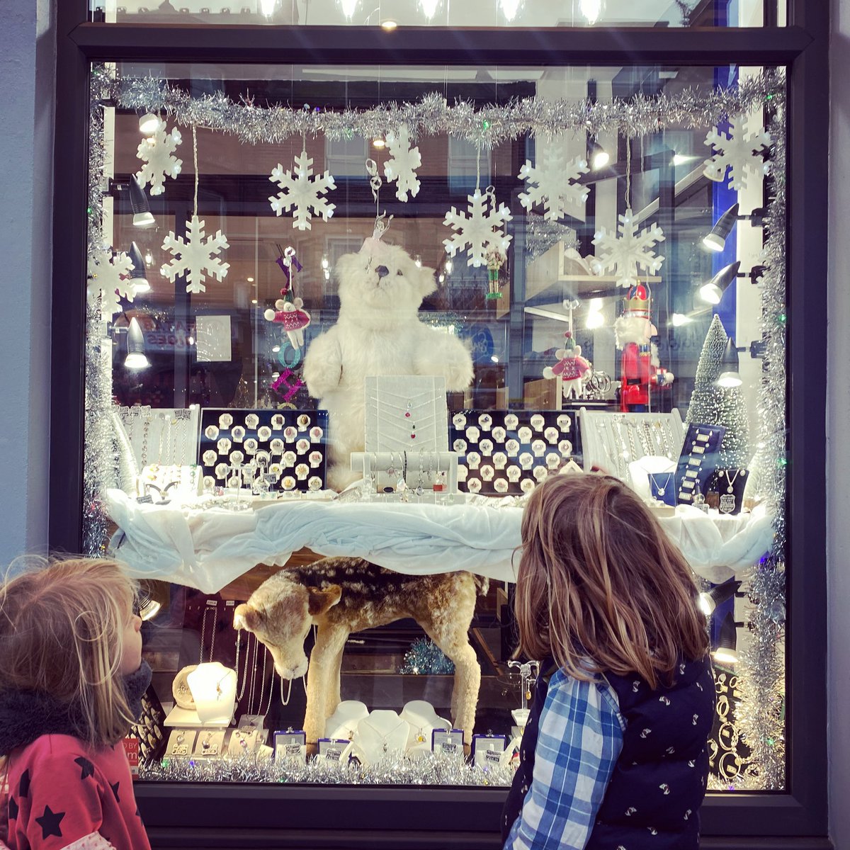 So many pretty festive ship fronts on Northdown Road. This is ST Jewellers with animatronic animals which tickled the kids. 
.
Still time to book Ballarat House and visit Margate this Christmas. 
.
We hope to see you soon 🙂
.
.
.
#margate #cliftonville #northdownroad #Christmas