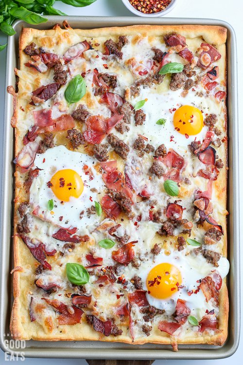 Breakfast Pizza Recipe with crunchy thin crust, melted cheese, breakfast meats, and perfect sunny side up eggs! This recipe is great for a crowd (like my four kids!) and easily customizable with your favorite toppings.

Recipe: graceandgoodeats.com/breakfast-pizz…