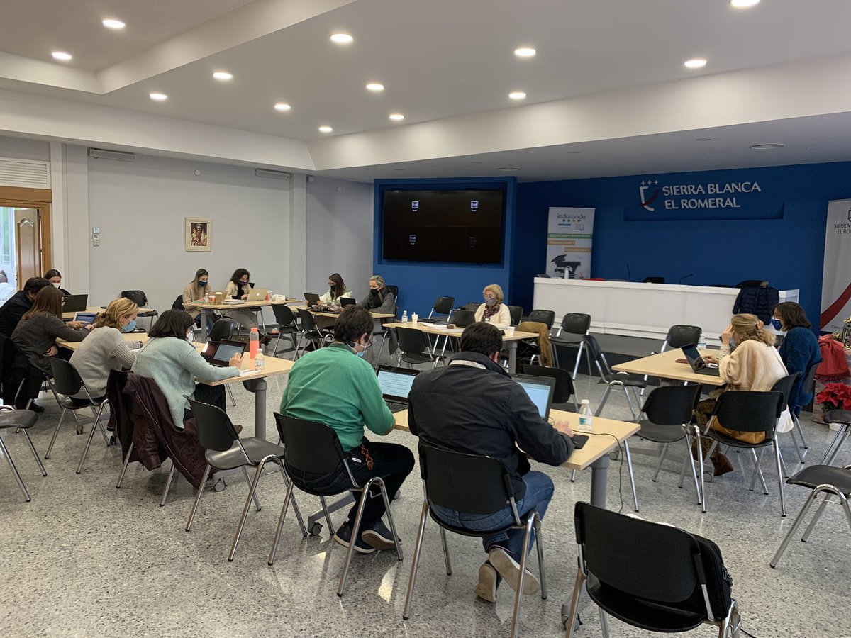 begocarramolino's tweet photo. Profes de @CSierraBlanca @attendis @El_Romeral con la máxima concentración haciendo su examen de certificación de @GoogleForEdu 
#ieducandoBootcamp #ieducandoformacion @ieducando @jacondea. VAMOS EQUIPO!!! Buena suerte 🍀! https://t.co/Mlk1CsZKZy
