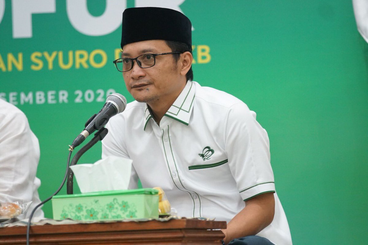 EmHasanuddin's tweet photo. Tidak kurang mulai 2009 hingga 2020 saat ini, beliau almaghfurlah KH Abdul Ghofur mendampingi dan menemani kita, telaten hadir, mendoakan, dan meriyadhohi setiap hajat dan kegiatan DPP PKB. 
Mari istiqomah membacakan tahlil &amp; doa hingga hari ke-7 wafatnya beliau nanti.
Alfatihah. https://t.co/bNtxCOC1np