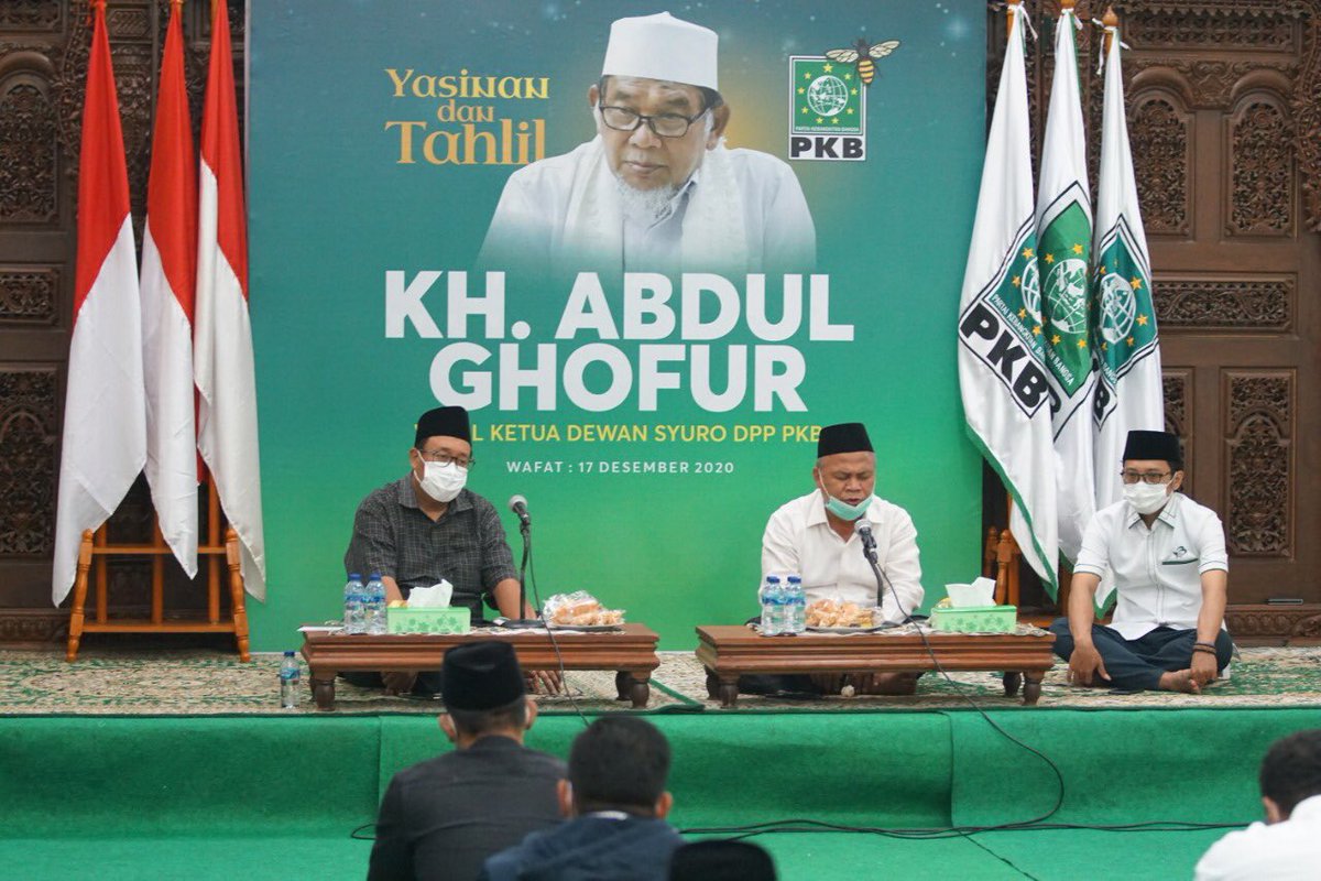 EmHasanuddin's tweet photo. Tidak kurang mulai 2009 hingga 2020 saat ini, beliau almaghfurlah KH Abdul Ghofur mendampingi dan menemani kita, telaten hadir, mendoakan, dan meriyadhohi setiap hajat dan kegiatan DPP PKB. 
Mari istiqomah membacakan tahlil &amp; doa hingga hari ke-7 wafatnya beliau nanti.
Alfatihah. https://t.co/bNtxCOC1np