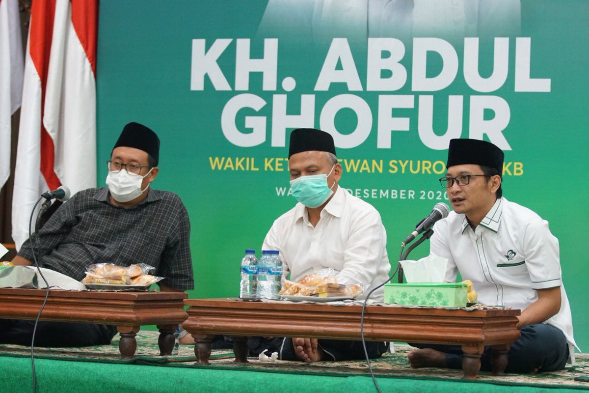 EmHasanuddin's tweet photo. Tidak kurang mulai 2009 hingga 2020 saat ini, beliau almaghfurlah KH Abdul Ghofur mendampingi dan menemani kita, telaten hadir, mendoakan, dan meriyadhohi setiap hajat dan kegiatan DPP PKB. 
Mari istiqomah membacakan tahlil &amp; doa hingga hari ke-7 wafatnya beliau nanti.
Alfatihah. https://t.co/bNtxCOC1np