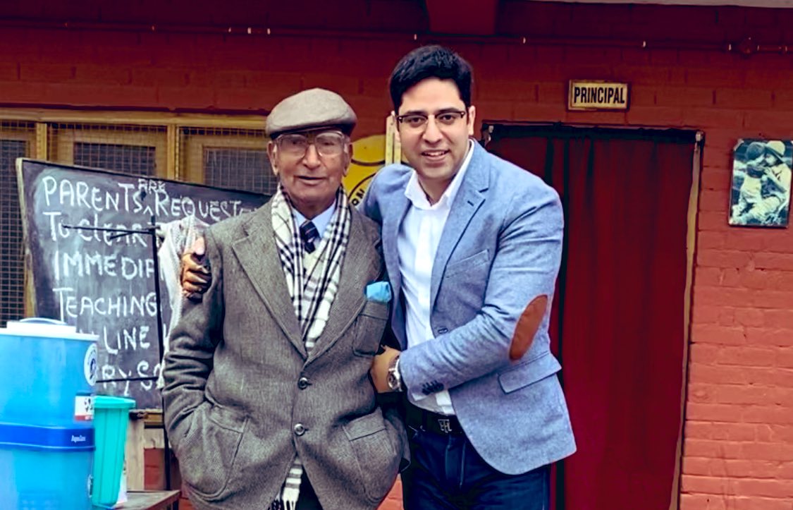Don’t go by his, now frail, build. He is 80+ years of age, yet capable of putting a teenager to shame in terms of sheer stamina and will power. #Kashmir4/n