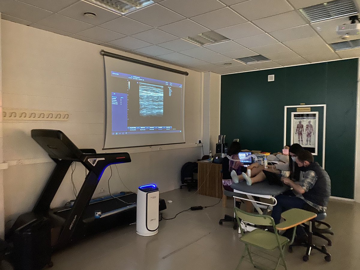 Seminario de #ecografía en <a href="/ujaen/">Universidad de Jaén</a>. Pasando un poco de frío para mantener la ventilación del aula, además de los purificadores y la climatización. Mucho interés de los alumnos que finalizan el máster en fisioterapia manual avanzada. Ecógrafos <a href="/AlpinionMedical/">Alpinion Medical</a> gracias a MedicalScan