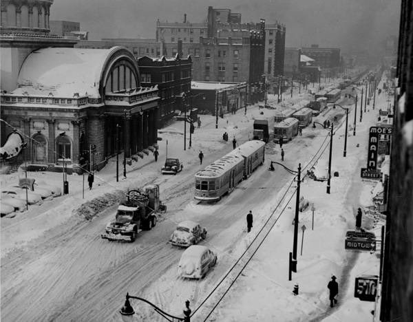 CLEHistory's tweet image. Looking west down Euclid Avenue, from E.79th to E.71st Street, 11/25/1950.  The building on the left is the Second Church of Christ, Scientist.  It later became the Cleveland Playhouse, and is the current home of True Holiness Temple.  @Trueholinesscle