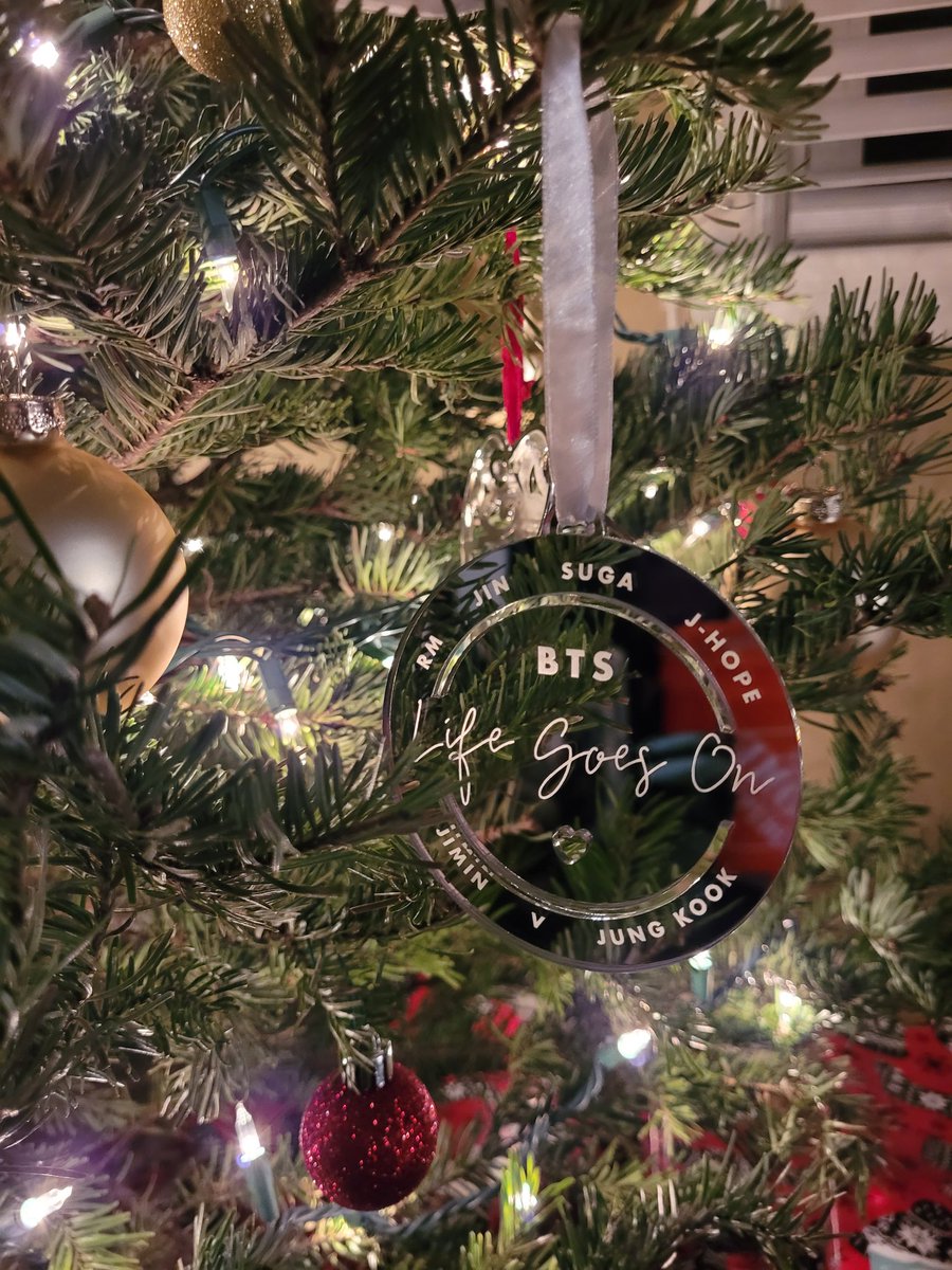 girlwithlove23's tweet photo. My ornaments arrived and I 💜  them so much! Thank you @happilyeveretch https://t.co/TWRPNyj1rk