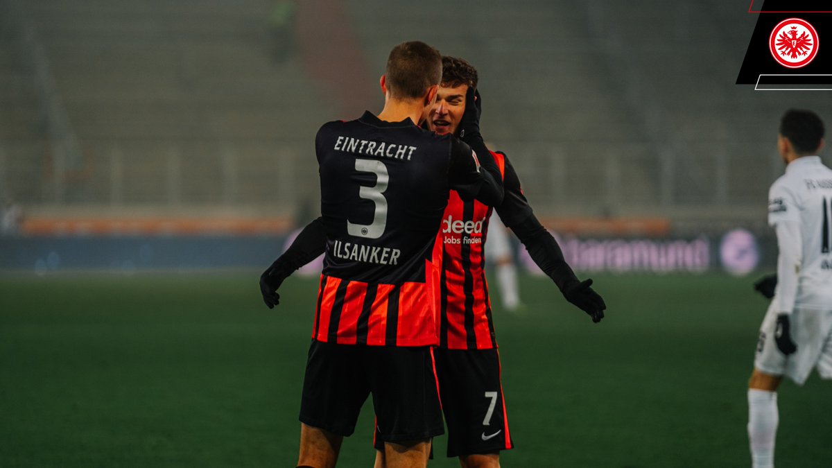 Eintracht's tweet photo. Das habt ihr euch so sehr verdient, ihr tapferen Adlerträger! 🦅❤️
––––––
#SGE | #FCASGE 0:2 https://t.co/XKIvyEni6v