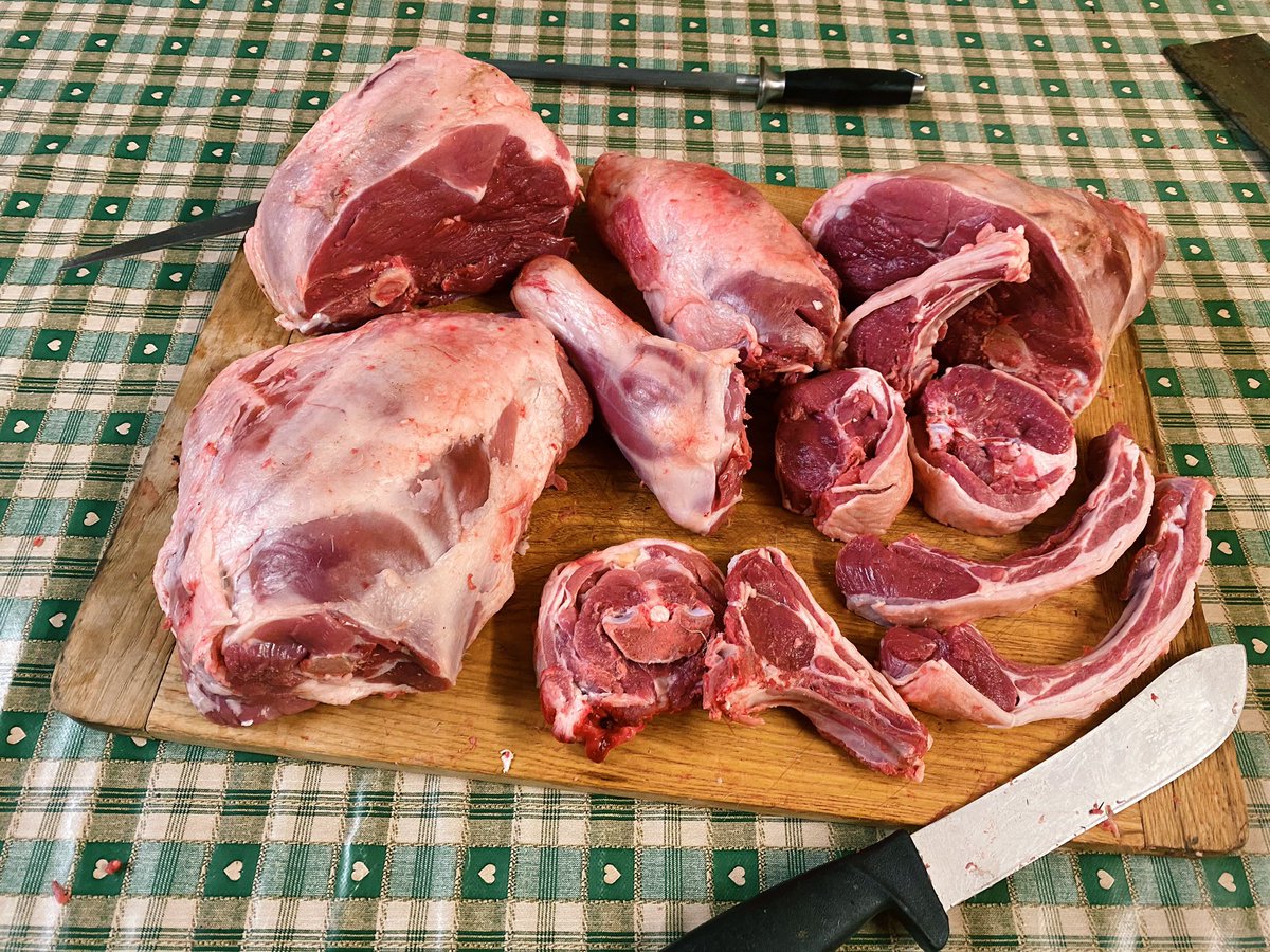 HannahBinns_'s tweet image. More ‘butchery’ than butchery! 🙈

An afternoon of lockdown learning how to cut up a whole lamb, courtesy of YouTube 🐏🤓 #smallsample