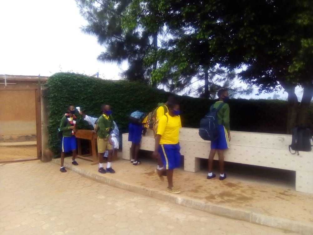 kimisagaraRyvcp's tweet photo. Ku wa 19/12/2020,
YVs ba @Kimisagara_Sect twasuye #ibigo bya APPEK na EP KAMUHOZA bibarizwa mu kagari ka Kamuhoza mu rwego rw'ubukangurambaga bwo kurwanya ikwirakwira rya COVID-19 mu bana. @Havuguziga3 @PudenceR @EmmyNGABONZIZA1 @jacques_murego @AbdallahMurenzi @RwandaYouthVol1 https://t.co/FWqGpI0Y3q