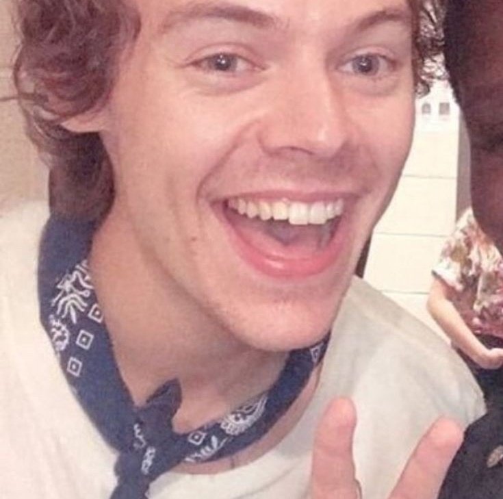 Harry makes sure wearing it EVERY time h knows he'll be photographed.Deffo A pattern..As a sign of loyalty & support to Louis, as a warning to us for Damage control coming, could means everytime he wears it Lou is with him just we cant see him. could be one of the above or all