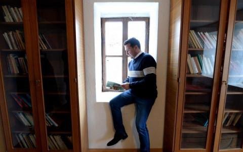Ај сликај ме со книгава демек читам, за на Инста ми е...

Каков премиер, таква држава...