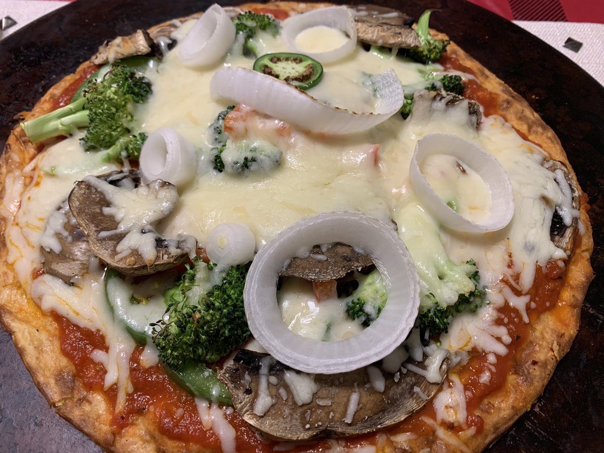 Beach_Buddhaa's tweet photo. Cauliflower crust Veggie Pizza #HealthyEating #healthylunch #achievement https://t.co/NRRQ8TFnQn