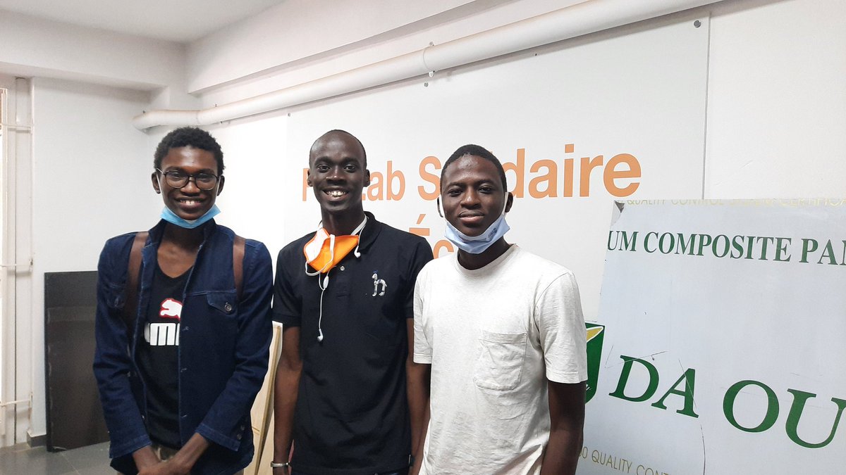 diallo_mm's tweet photo. Je suis entouré de génies au fablab #Lab_S avec Mouhamed, @lo_jimy, @GenieVirtuel 😊😎🤖
#maker #kebetu https://t.co/TN5ZOv2Wur