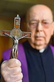 * Padre Gabriel Amorth ✝  Un guerrero de Dios, en estos tiempos.  Nos alerta sobre los peligros reales que se ciernen sobre el hombre  mariamatermisericordiae.blogspot.com/p/padre-amorth…