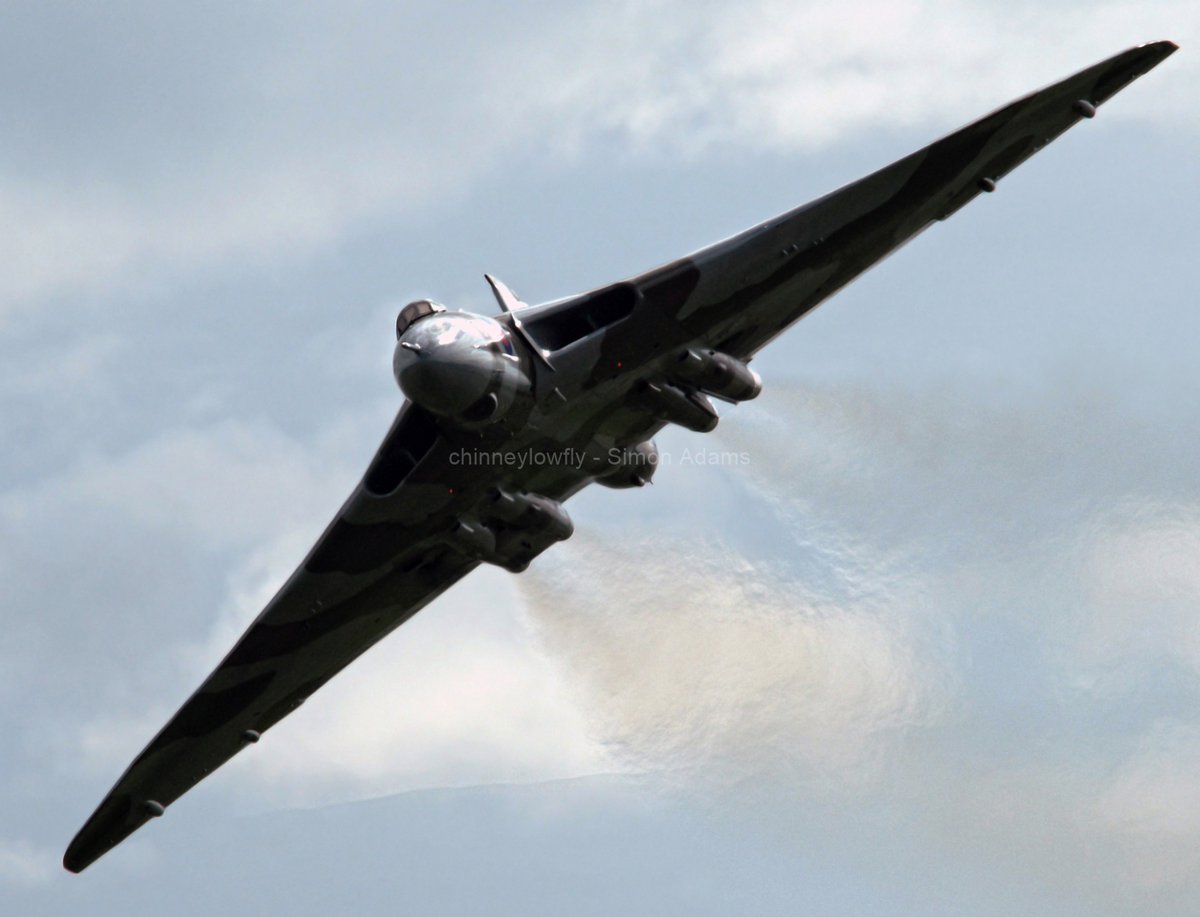 A much missed display from the UK airshow scene. Pictured here at the 2015 @cosfordairshow . I've also included a video. Check it out in the link below.
 #xh558 #vulcanxh558

The Vulcan Howl - Vulcan XH558 at Cosford Airshow 2015 youtu.be/Qdd8kXrMGqU via @YouTube
