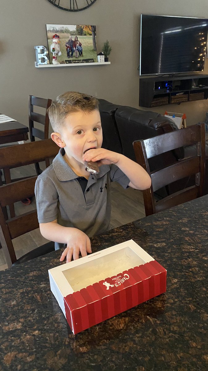 get_golden's tweet photo. As with tradition I ventured to @mallofamerica  to get AC his cake from @CakeBossBuddy it’s hard to believe he’s four already maybe next year we can actually travel and make it Hoboken to get an original!! https://t.co/xU6UqLWBrn