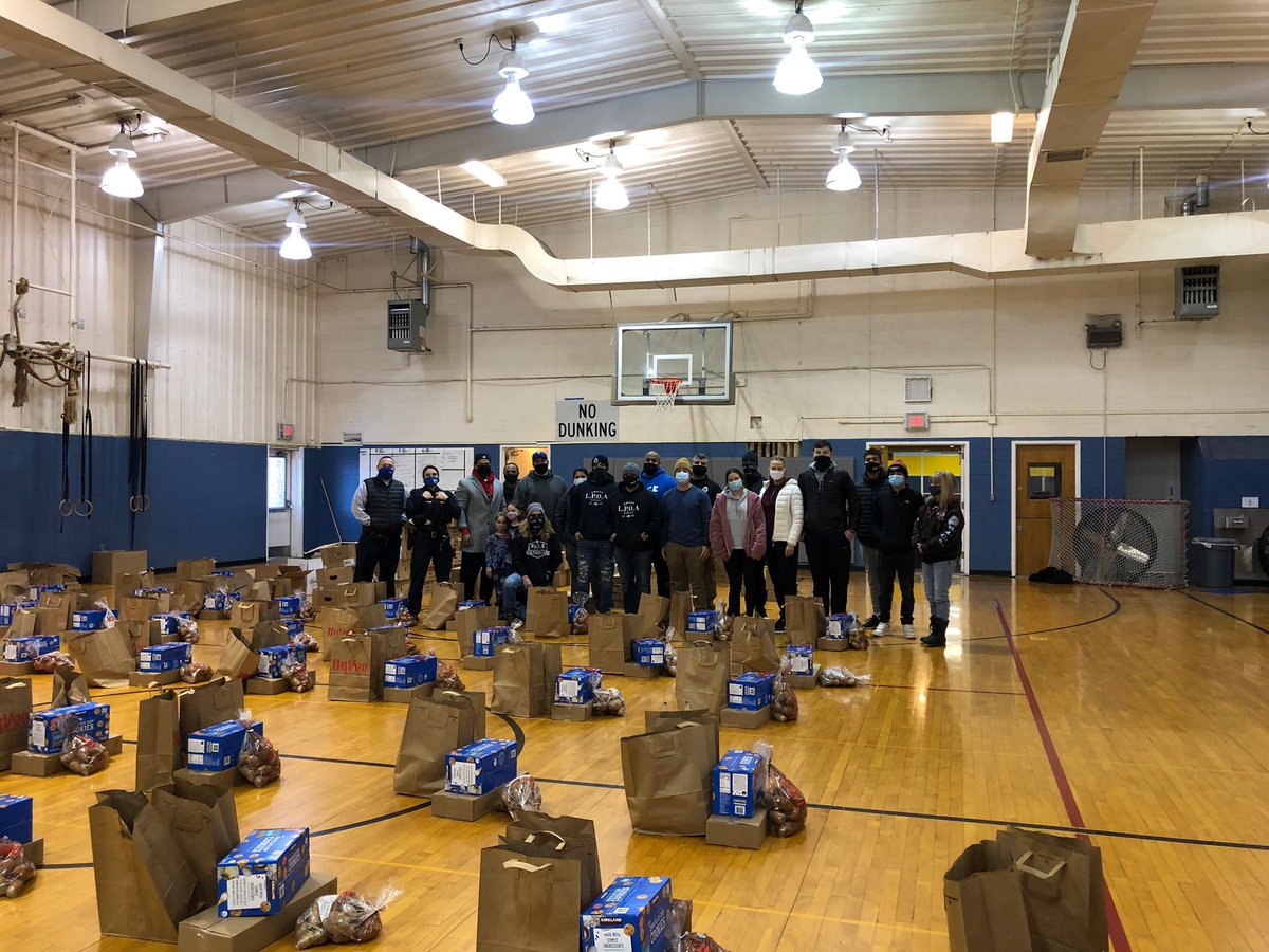 DCGregGonzalez's tweet photo. Thx sponsors and volunteer officers that assisted in providing over 50 free meals for Christmas 🎄 to area families. @PACEOmaha @NlpoaC #opd #hyvee #smithfield #cubbys #americanlabs #dunkindonuts #tyson #rotellas https://t.co/S4GfAoVoFl