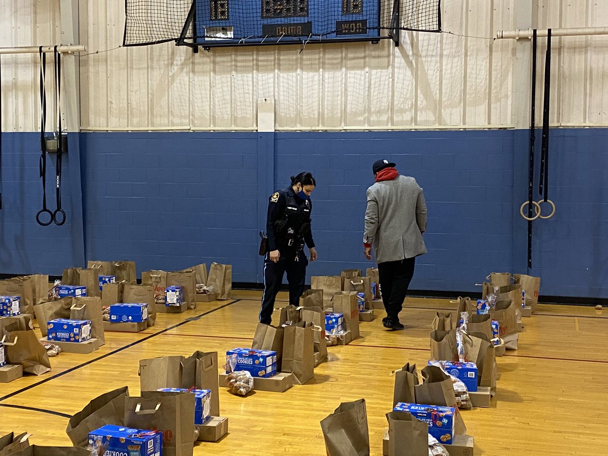 OmahaPolice's tweet photo. Thx sponsors and volunteer officers that assisted in providing over 50 free meals for Christmas 🎄 to area families. @PACEOmaha @NlpoaC #opd #hyvee #smithfield #cubbys #americanlabs #dunkindonuts #tyson #rotellas via @OPDdcGonzalez https://t.co/FBtCTt5tly