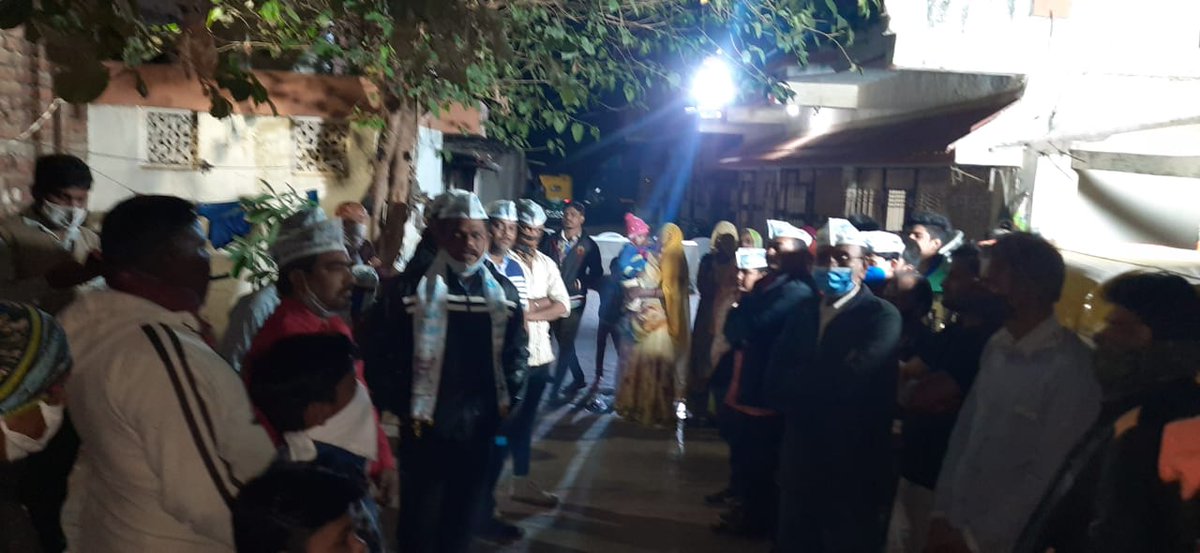 AAPGujarat's tweet photo. " आरंभ है प्रचंड बोले मस्तकों के झुंड आज जंग की घड़ी की तुम गुहार दो "

ગુજરાત માં યોજાનાર સ્થાનિક સ્વરાજ ચૂંટણી ની તૈયારી ના ભાગરૂપે આજરોજ અમદાવાદ ના સરખેજ ખાતે આમ આદમી પાર્ટીના હોદેદારો તેમજ કાર્યકર્તા દ્વારા પ્રચાર કરવામાં આવ્યો..

#Gujarat https://t.co/m5EsInHHP3