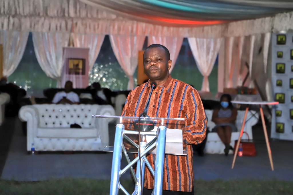 kenyafilmcomm's tweet photo. Also making his remarks at the #KisumuDriveInCinema Mr Jerome Ochieng says that in the wake of COVID19 #KisumuDriveInCinema offers a great platform to keep the love for cinema alive. https://t.co/BFKmIhGP9p
