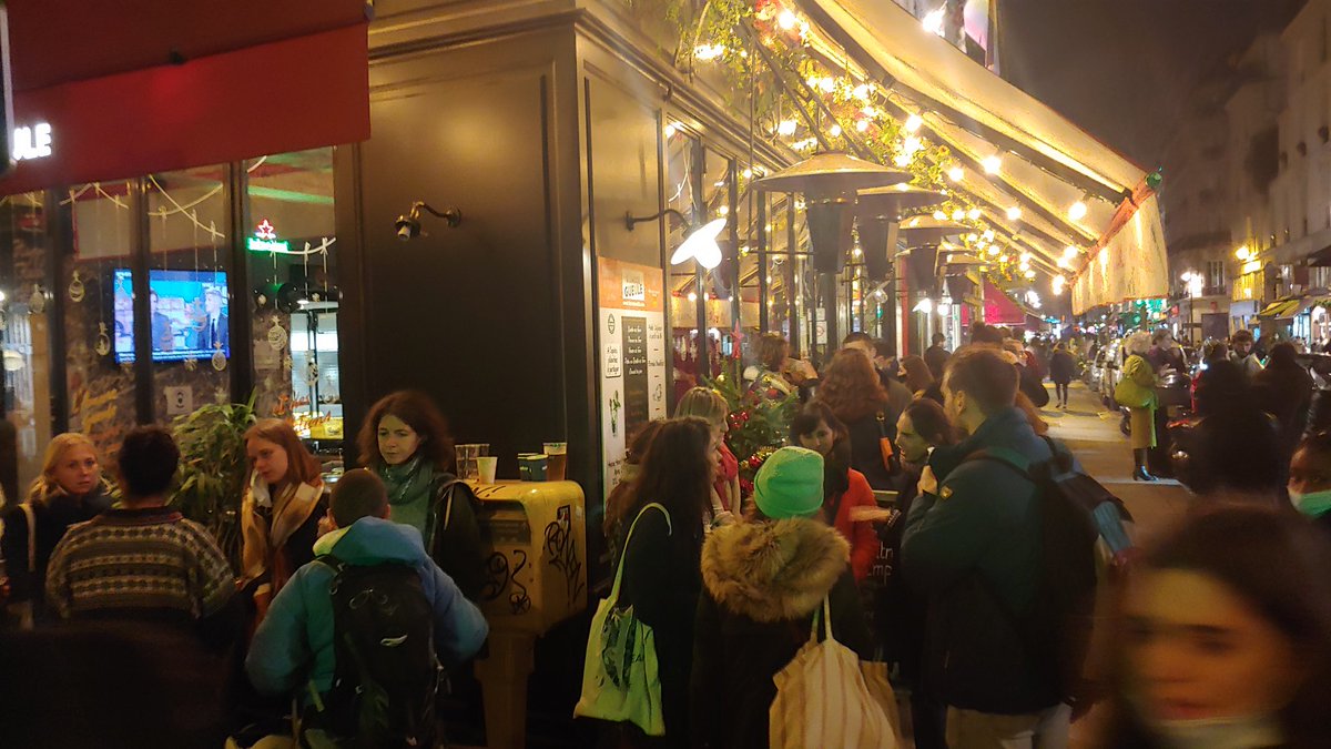 Terrasses du marais ce soir. Certains restaurateurs continuent à ne pas jouer le jeu ! @Le___Doc