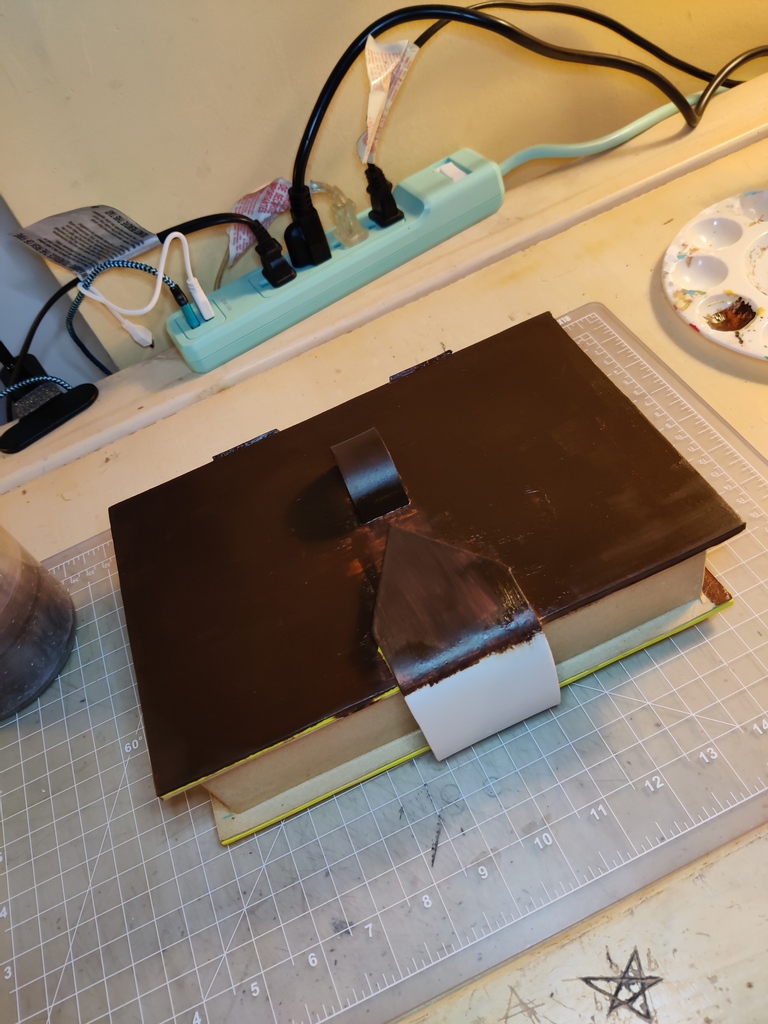 RareProps's tweet photo. Paint has begun on Callum's sketchbook. The December prop of the month.
#thedragonprince #dragonprince #rayla #soren #callum #ezran#cosplaywip #cosplayworkinprogress
⚔️Visit my Etsy shop for templates⚔️
⚔️request commission information⚔️
https://t.co/z7ZoJgJRTi https://t.co/t1ZoaPcOGP