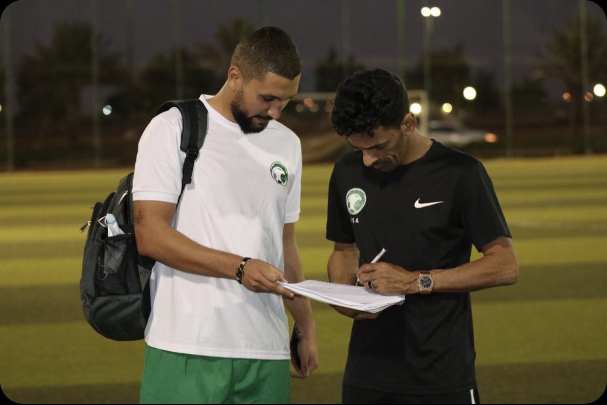 atef_tokhi's tweet photo. لله الحمد من قبل ومن بعد ، اليوم يوم عظيم وذكرى لا تنسى ، انتهيت من دورة رخصة التدريب الاسيوية C على يد الاسطورة كابتن بندر الاحمدي ومساعدة الاخ العزيز سعود الطويرقي فلهم مني جزيل الشكر والامتنان @AlahmadiBandar @saudaltowairki https://t.co/WCCe6OvZCn