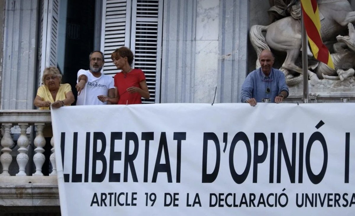Ramon_Espadaler's tweet photo. Van començar utilitzant indegudament el senyal d la Generalitat a Waterloo, després van usar la balcona d Palau com si fos seva i ara s’apropien d la Generalitat, seu dl @govern !  i, a sobre, van donant lliçons d democràcia, quan no són capaços ni d respectar les institucions. https://t.co/fEBW6AjitJ