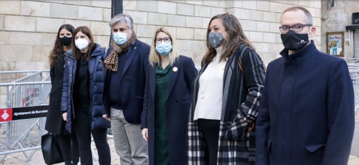 Ramon_Espadaler's tweet photo. Van començar utilitzant indegudament el senyal d la Generalitat a Waterloo, després van usar la balcona d Palau com si fos seva i ara s’apropien d la Generalitat, seu dl @govern !  i, a sobre, van donant lliçons d democràcia, quan no són capaços ni d respectar les institucions. https://t.co/fEBW6AjitJ