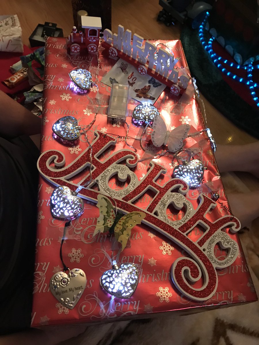 @LiveNationFans @carysofficial @cocacola_ca My husband @HowardJames_ does the most incredible gift wrapping. Each gift has a story. I always hesitate to open so as not to wreck the package ❤️❤️