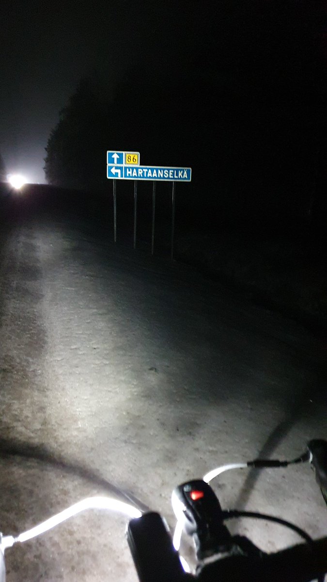 Matkalla Vihantiin. Jäisen loskainen piennar on pikkusen raskasta ajaa. Onneksi etelään päin kelin pitäisi lämmetä. Nyt 78km takana ja ruokatauko  #Talvipäivänseisaus