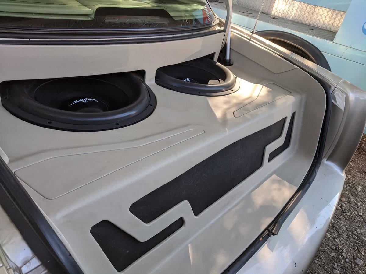 🦍🔊🎚 Really clean build by #512slabshop. 2 #skar 18 on a #soundigital 5k stuffed in the trunk of a Cadillac Deville 💪

#12voltmag #caraudio #subwoofer #audio #audiomobil #bass #caraudiofab #chipeo #carstereo