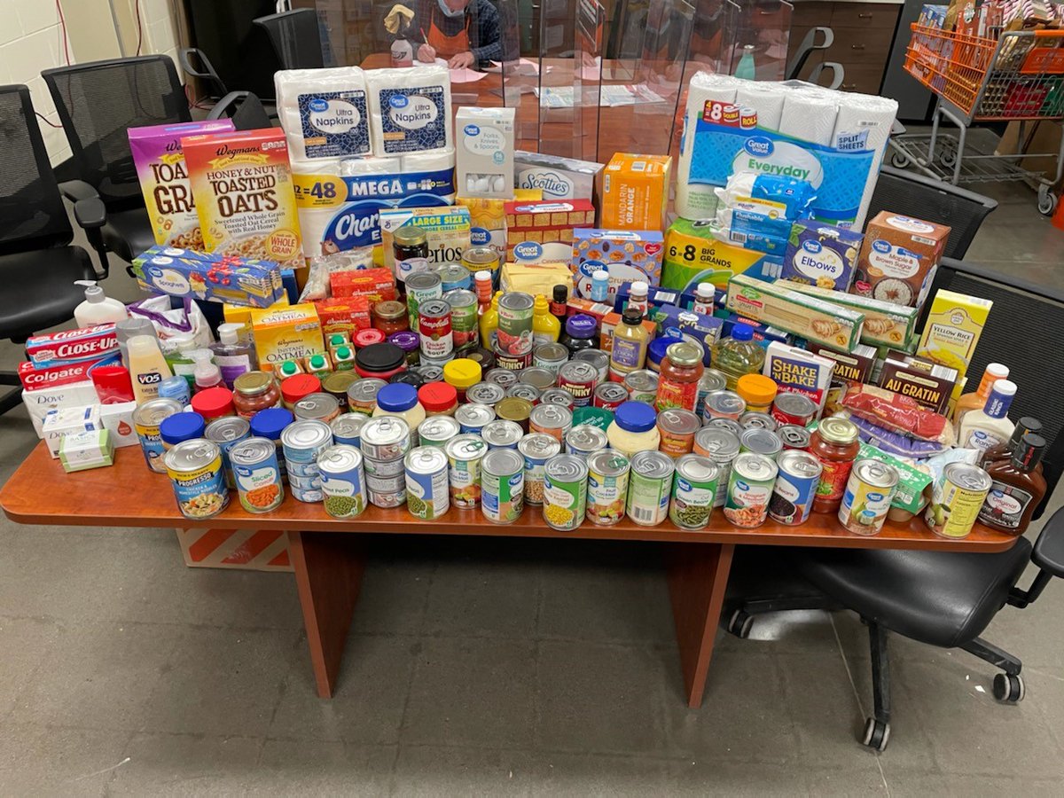 Asds1264's tweet photo. @Timothy19681997 and Christine Brennan-Campbell D28, delivered 1264 donation to the Victor Farmington Food Cupboard today and stayed to help load cars with boxes of food.  And more cars and more cars and more. The need is REAL!  Thank you both for helping us take care of others! https://t.co/NdCHKH0p0J
