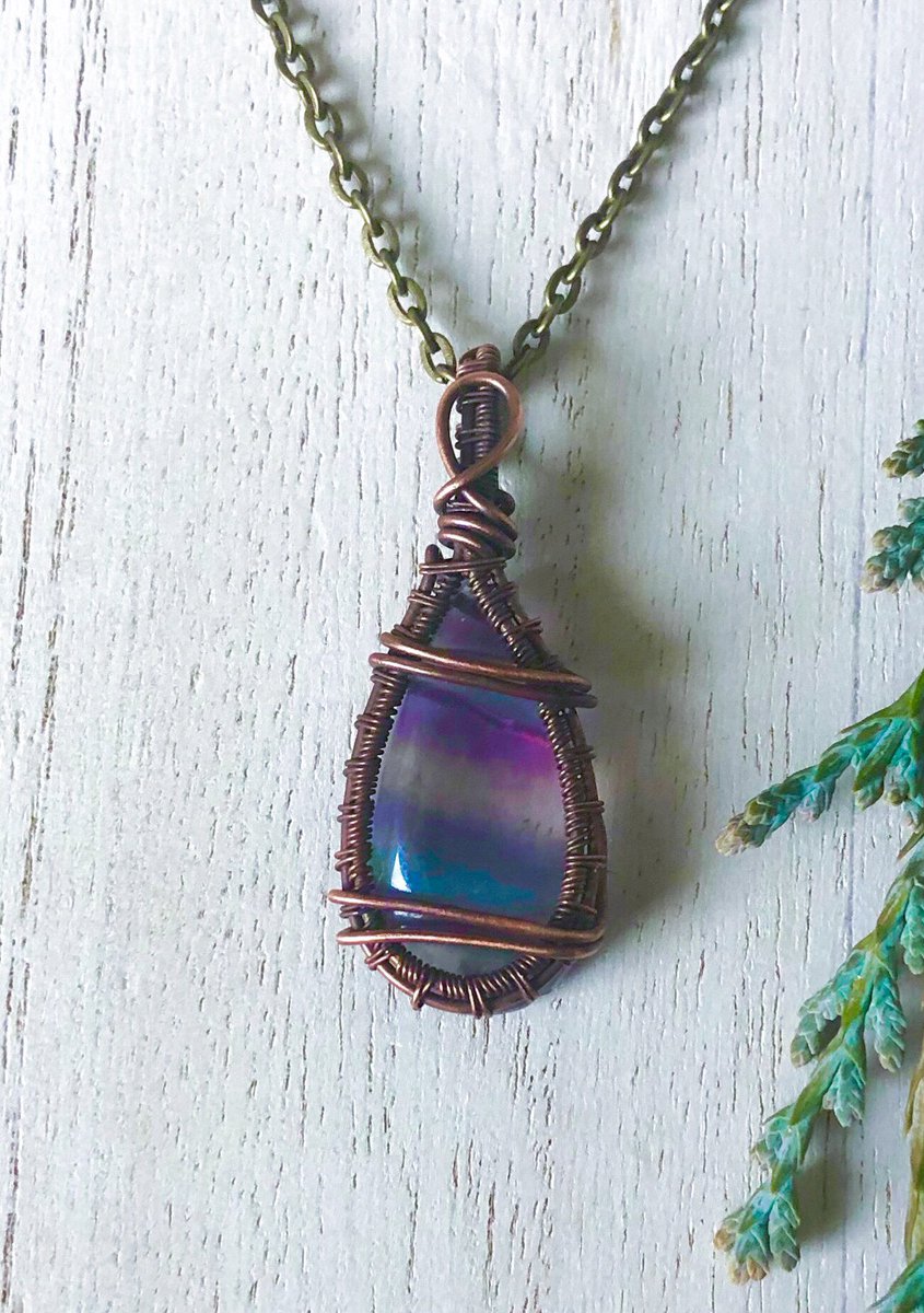 💜🌿☀️ 𝗛𝗮𝗽𝗽𝘆 𝗦𝗮𝘁𝘂𝗿𝗱𝗮𝘆! ☀️🌿💜

These pretty fluorite pendants are still available in my shop! Link in bio! 

I hope you all have a wonderful weekend! 💟