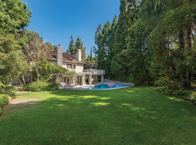 DreamHomesMag's tweet photo. Romantic English equestrian estate on over an acre of forested grounds, zoned for horses and directly accessing the trails behind the property.

Presented by: @TheImmelTeam | @PacificSIR

View: https://t.co/U9XoDBtkAl
#lagunahills #nelliegail #forsale #equestrian #dreamhomesmag https://t.co/QbrfFBLV8q