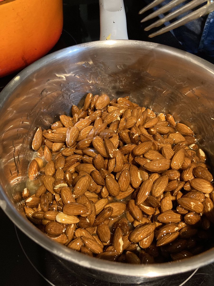 macigale's tweet image. Nougat noir en préparation pour les #13desserts de Noël 🎄✨😋😋😋
par notre ami @sergef13 
#nougat #provence #tradition