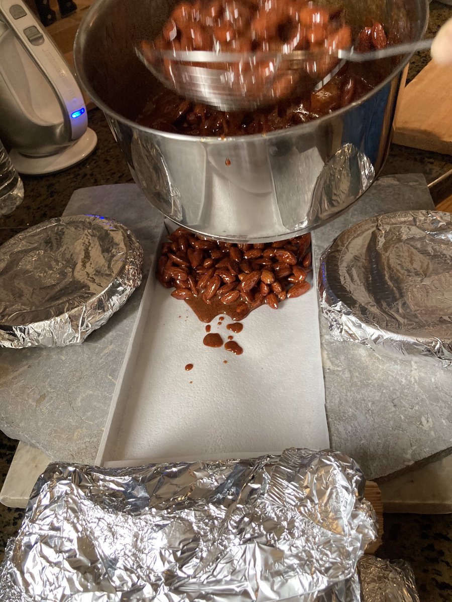 macigale's tweet image. Nougat noir en préparation pour les #13desserts de Noël 🎄✨😋😋😋
par notre ami @sergef13 
#nougat #provence #tradition